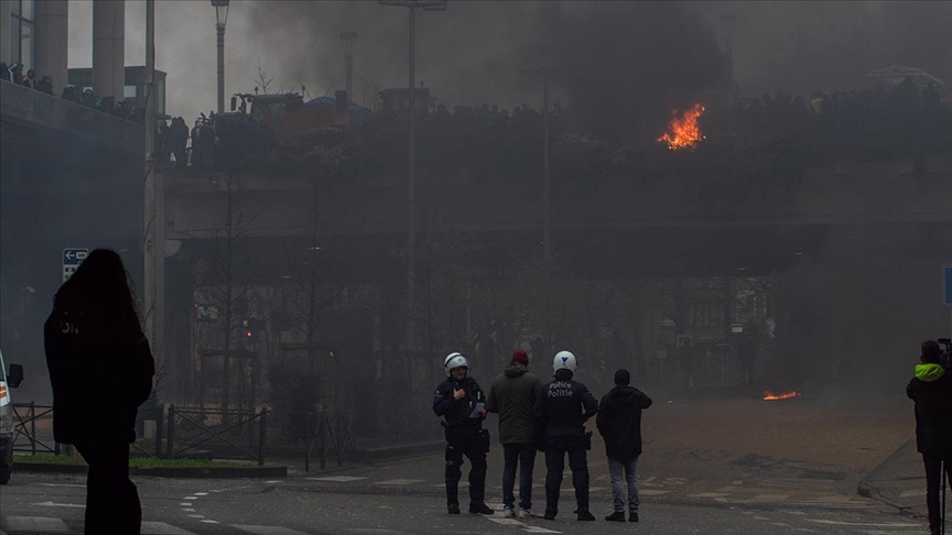 Çiftçiler Brüksel’i Traktöre Boğdu!