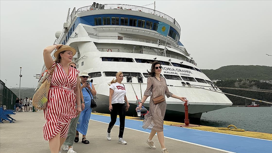 Amasra Limanı’nda 898 Yolcuyla Sezonun İkinci Kruvaziyeri